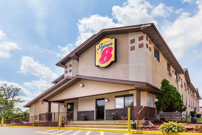 Super 8 by Wyndham Dunbar/Charleston Area - Image 1