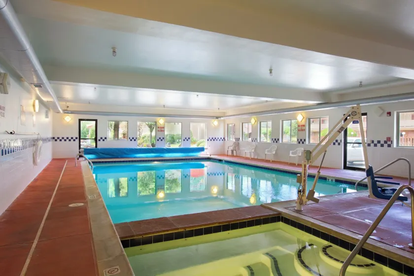 Glenwood Springs Cedar Lodge - Image 1