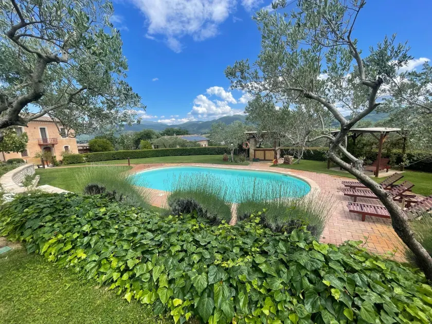 Spoleto Tranquilita sleeps 20 with Wifi Pool Yoga Studio Gardens and Views - Image 1