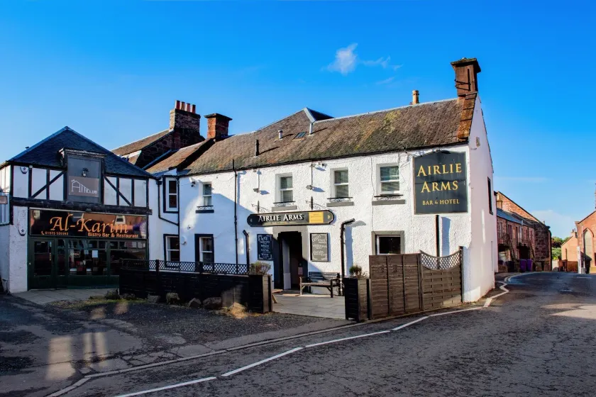 Airlie Arms Hotel - Image 1