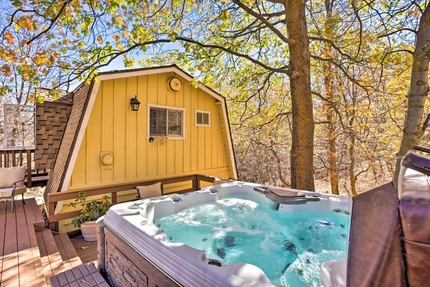 Lake Arrowhead Studio Near Hiking w/ Hot Tub - Interior