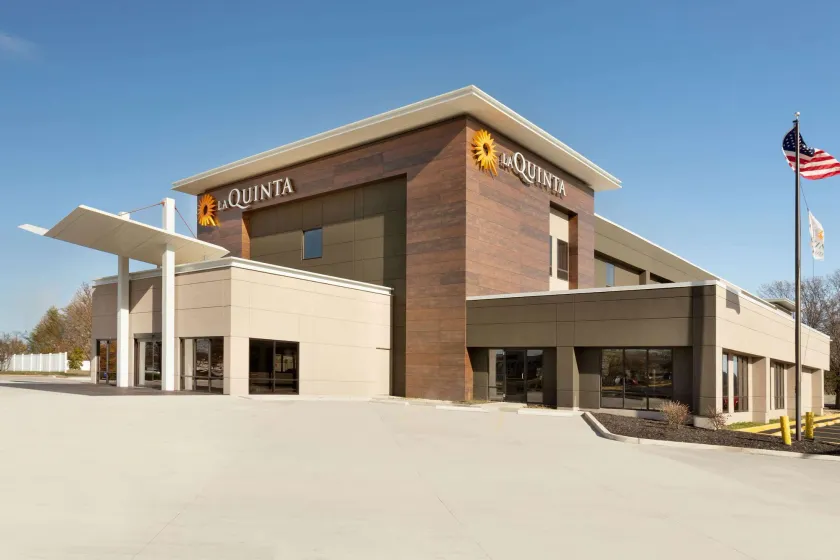 La Quinta Inn & Suites by Wyndham St Louis Route 66 - Image 1