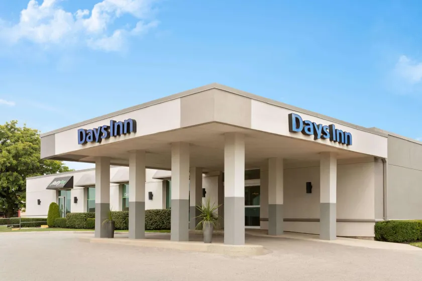 Days Inn by Wyndham London - Image 1