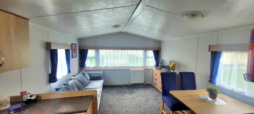 Stunning Holiday Home Beautiful Lakeside Views 15 Mins from Goodwood - Image 1