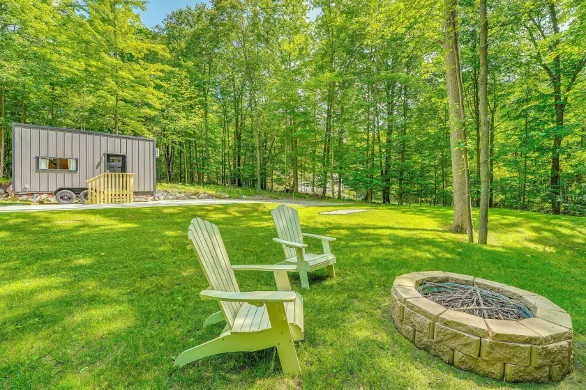 Serene Couple's Escape w/ Fire Pit in Mt Pleasant - Image 1