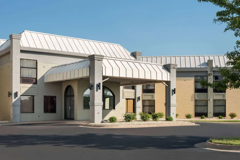 Days Inn & Suites by Wyndham Merrillville - Image 1