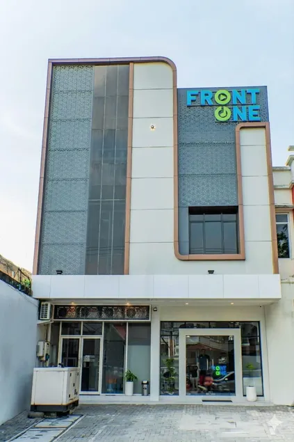 Front One Budget Hotel Tirtonadi Solo - Image 1