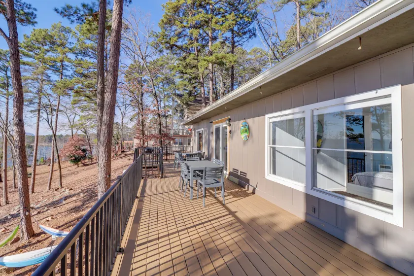 Quiet Waterfront Getaway w/ Furnished Deck & Grill - Innvendig