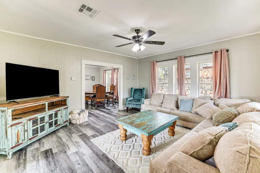 Near Campus & Casino: Family-friendly Durant Home! - Wohnbereich