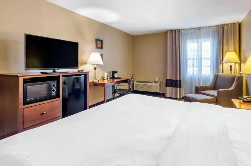 Comfort Inn & Suites Raphine - Lexington near I-81 and I-64 - Image 1