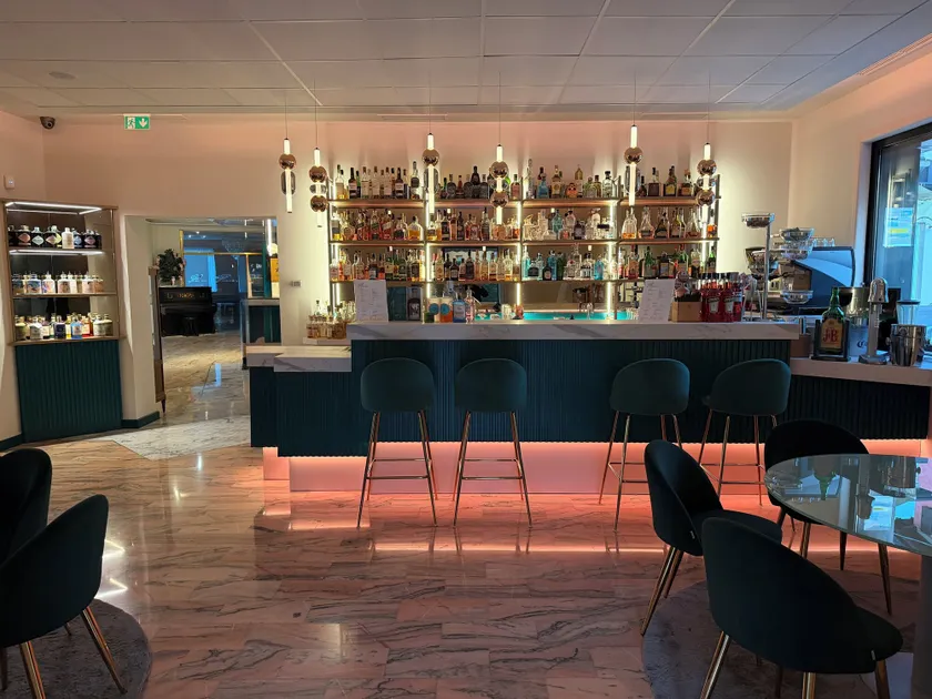 Green Park Hotel - Image 1