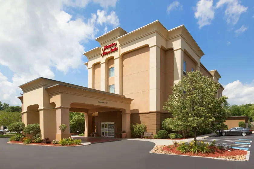 Hampton Inn & Suites Greenfield - Image 1