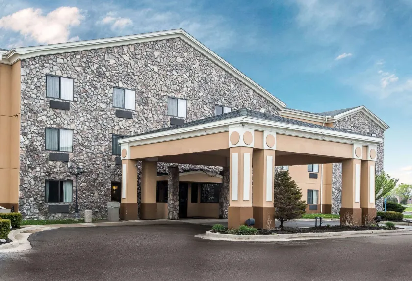 Econo Lodge Inn & Suites Monroe - Image 1