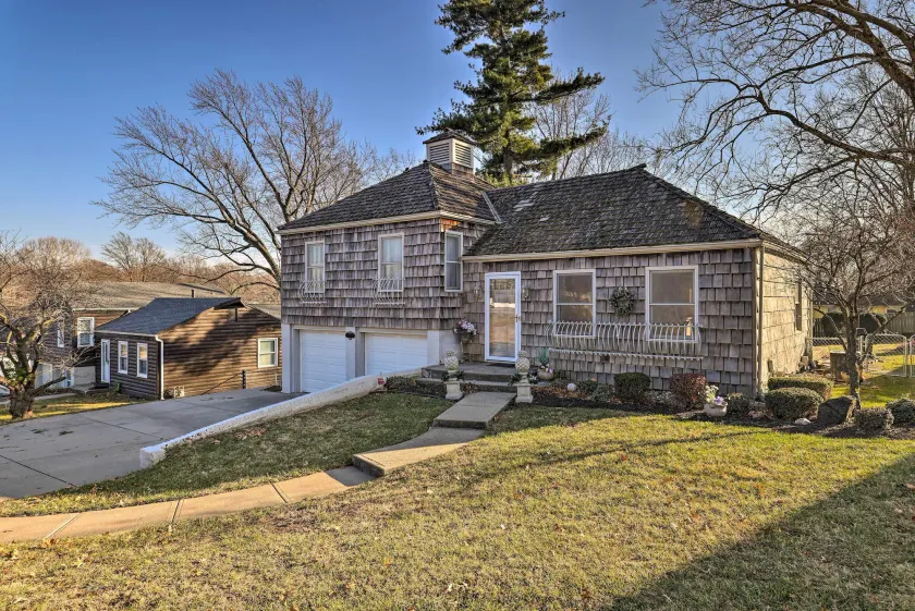 Cozy Kansas City Home w/ Yard - 9 Mi to Dtwn! - Image 1