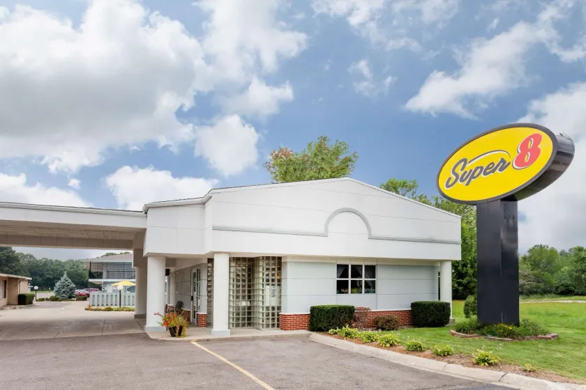 Super 8 by Wyndham Stevensville St Joseph - Image 1