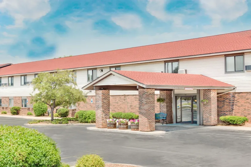 Super 8 by Wyndham Green Bay Near Stadium - Image 1