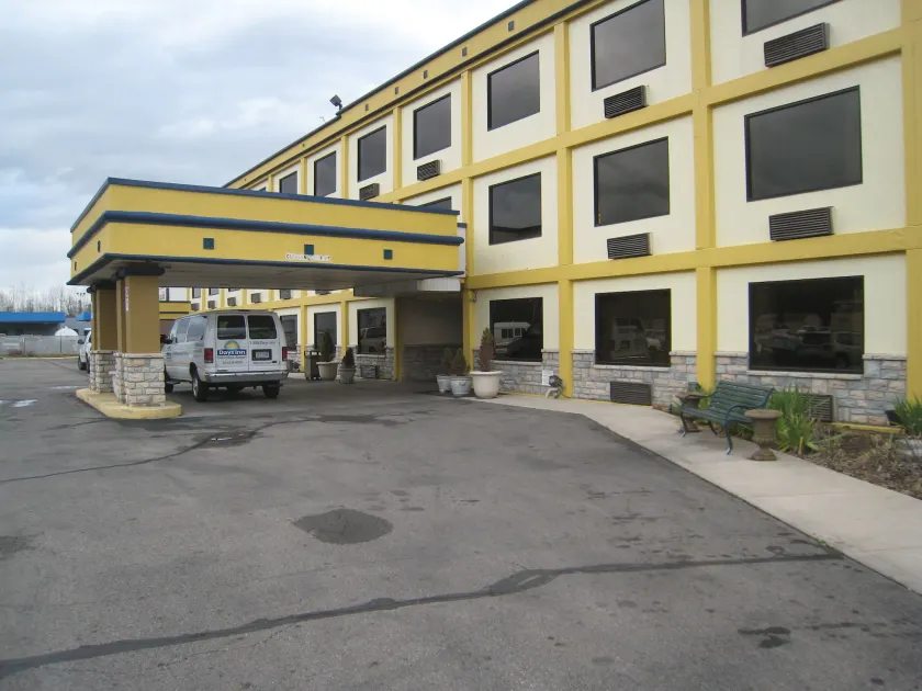 Days Inn by Wyndham Columbus Airport - Image 1