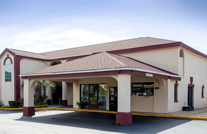 Red Roof Inn Sumter - Image 1