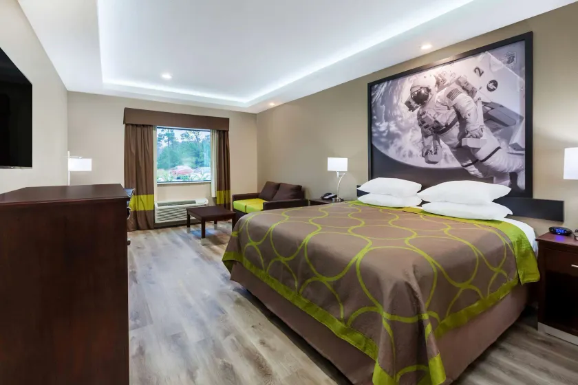 Super 8 by Wyndham Kingwood Houston North - Image 1