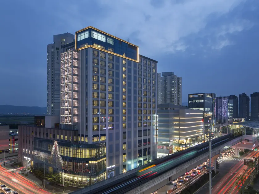 I Square Hotel - Image 1