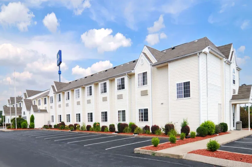 Microtel Inn and Suites Clarksville - Image 1