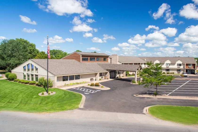 AmericInn by Wyndham Eau Claire - Image 1