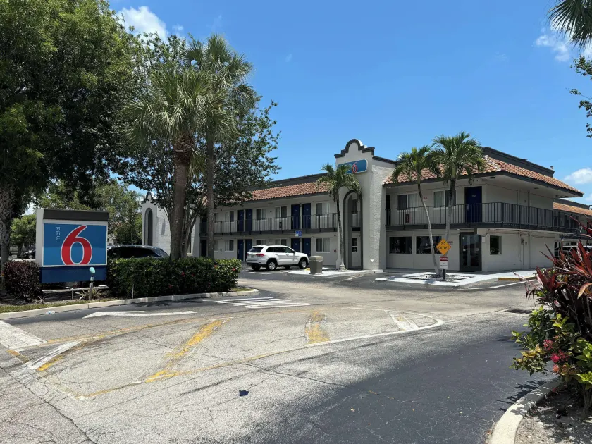Motel 6 Riviera Beach FL - Image 1