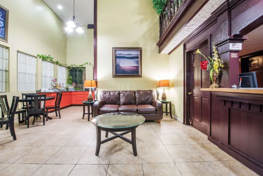 Howard Johnson by Wyndham San Marcos - Image 1