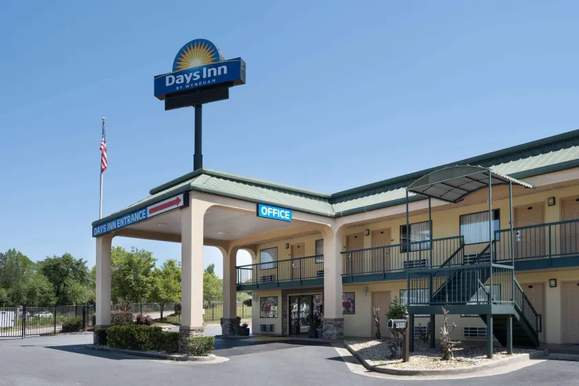 Days Inn by Wyndham Macon I-475 - Image 1