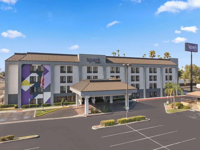 Spark by Hilton Bakersfield Central - Image 1