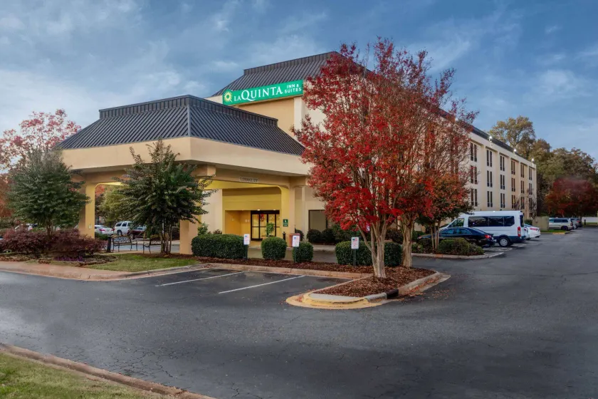 Spark by Hilton Charlotte Airport North - Image 1
