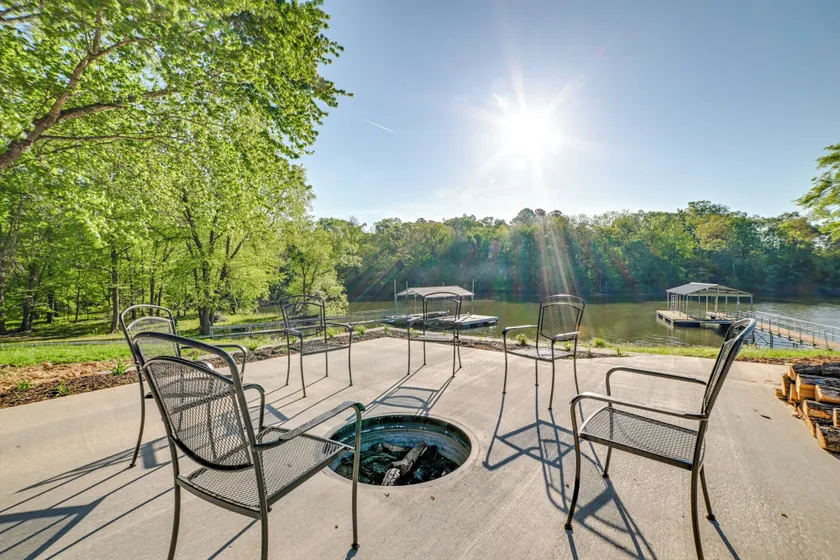 Beautiful Kentucky Lake Getaway w/ Dock & Deck! - Innvendig