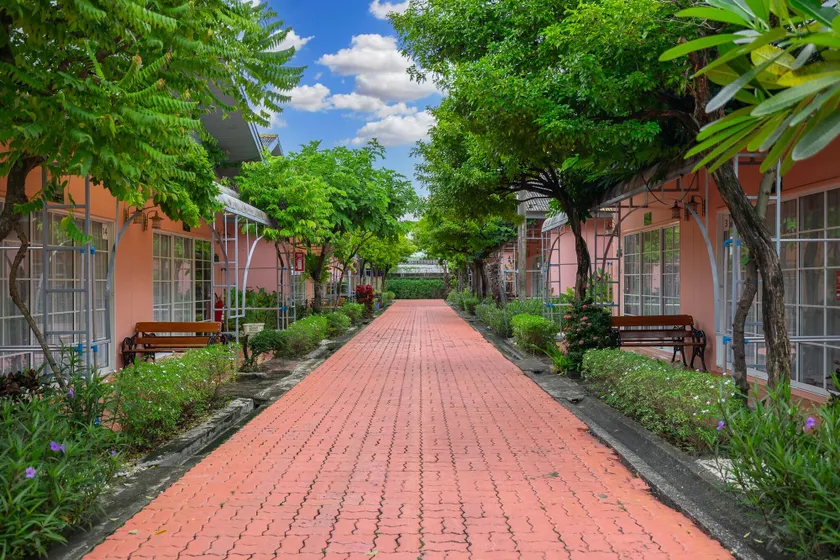 Bangkok Rama Hotel - Image 1