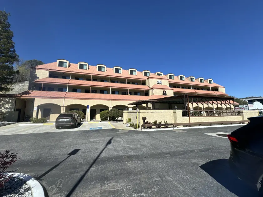 Yosemite Sierra Inn - Image 1