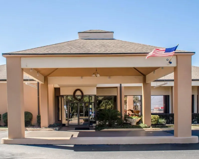Quality Inn & Suites Pensacola Bayview - Image 1