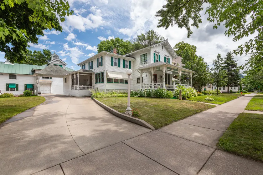Carriage House Bed & Breakfast - Image 1