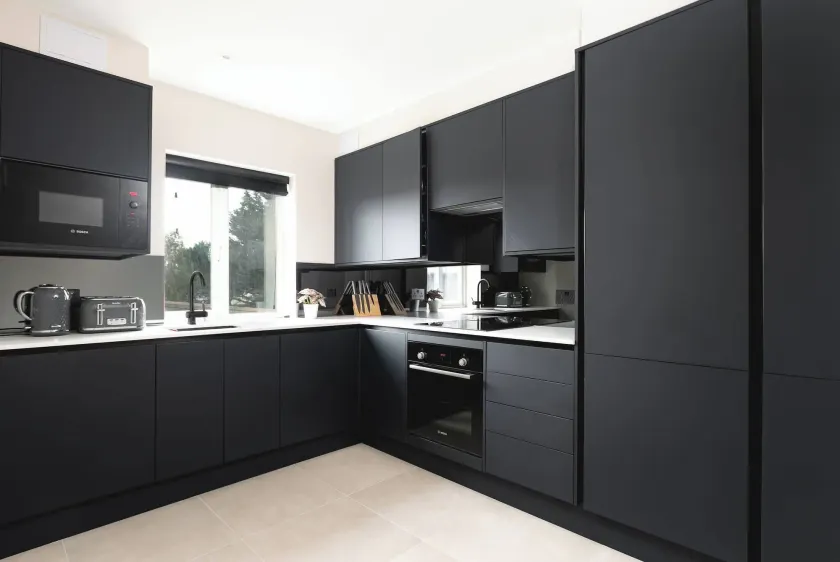 Skyvillion - COZY LARGE 4 & 1 Bed Apartments in London Enfield, Mins to Tube Station, Free Wi-Fi - Image 1