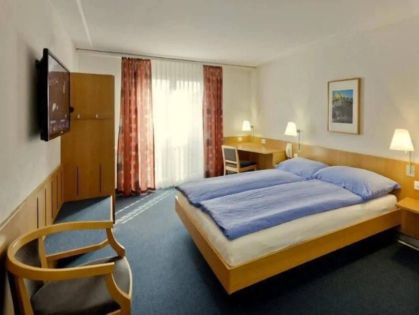Good Night Inn - Image 1