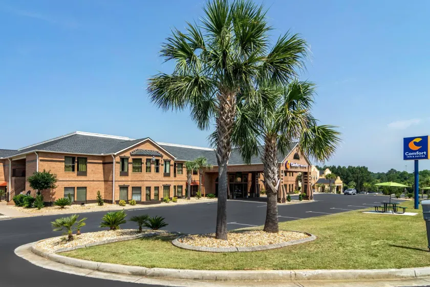 Comfort Inn & Suites Perry National Fairgrounds Area - Image 1