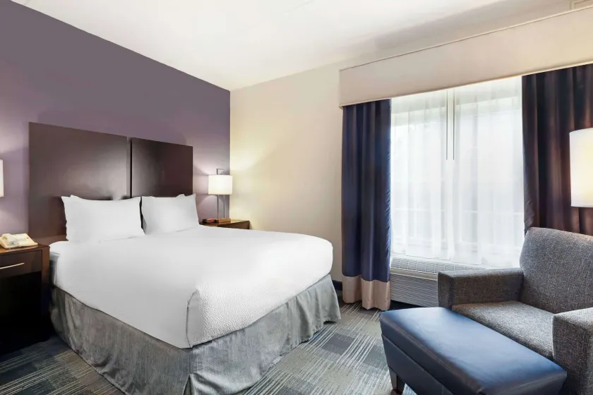 Best Western Hartford Hotel and Suites - Image 1