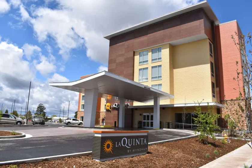 La Quinta Inn & Suites by Wyndham Flagstaff East I-40 - Image 1