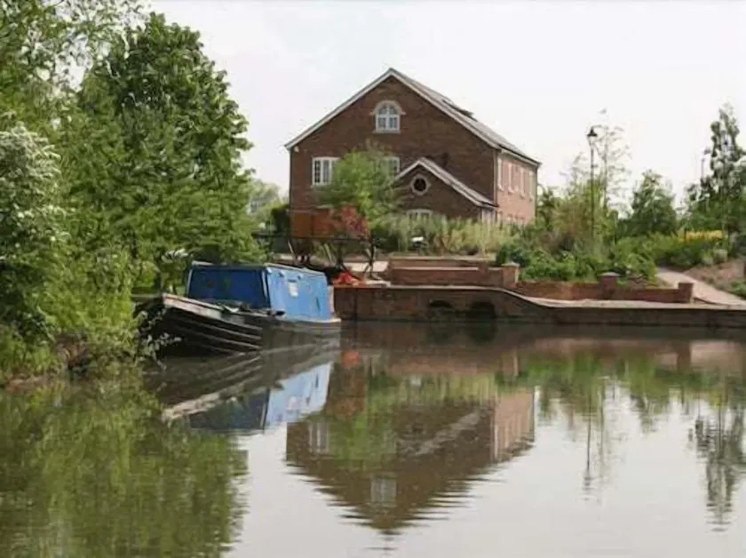 The Mooring Post - Image 1