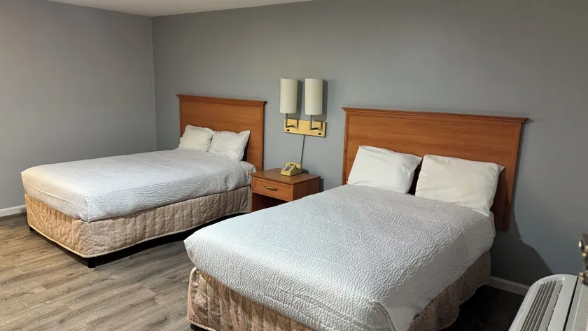 PACIFIC EXPRESS INN - Image 1