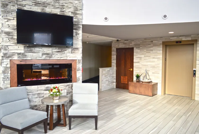 Holiday Inn & Suites Syracuse Airport - Liverpool by IHG - Sitteområde i lobbyen
