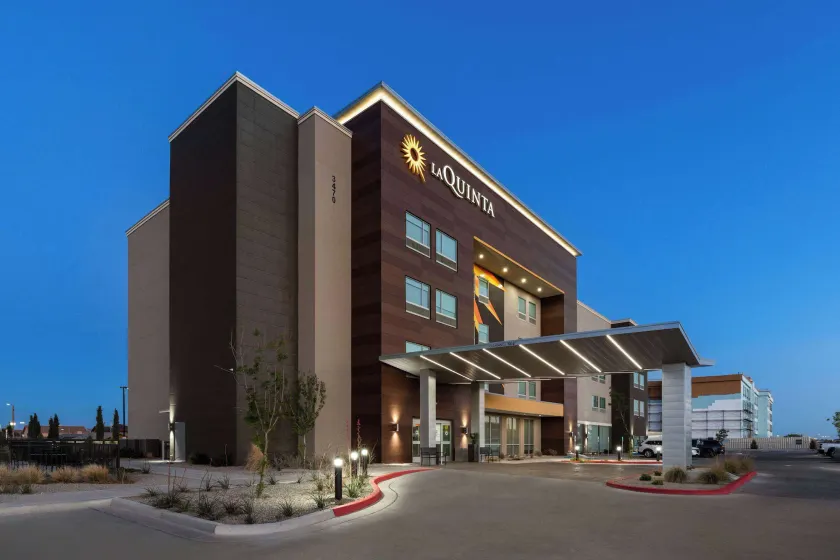 La Quinta Inn & Suites by Wyndham El Paso East Loop-375 - Image 1