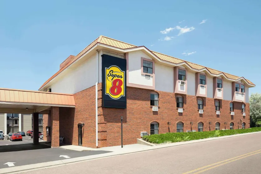 Super 8 by Wyndham Colorado Springs/Afa Area - Image 1