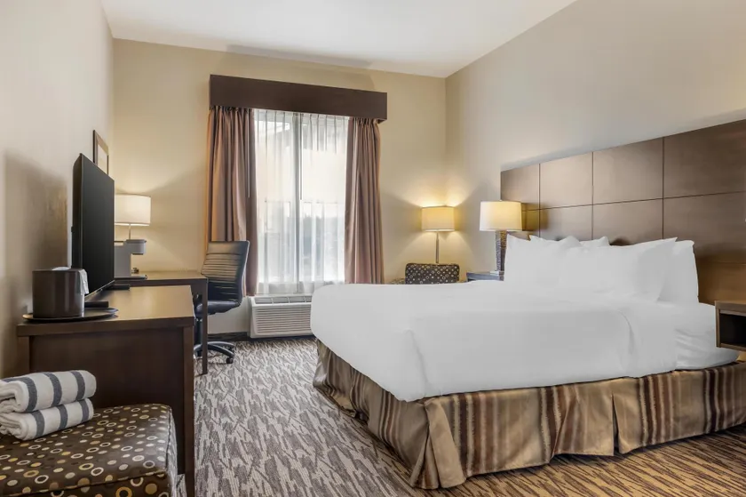 Best Western Plus Bridgewater Hotel & Convention Centre - Image 1