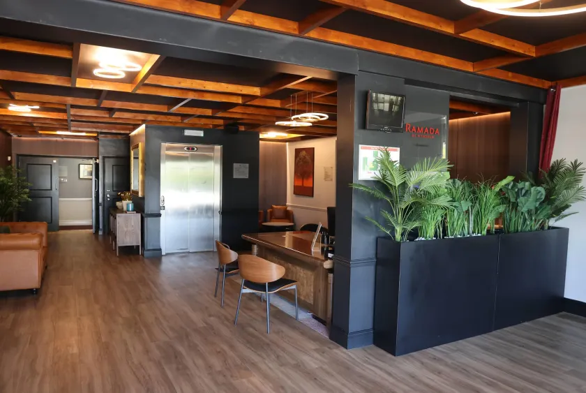 Ramada by Wyndham Cheltenham - Lobby