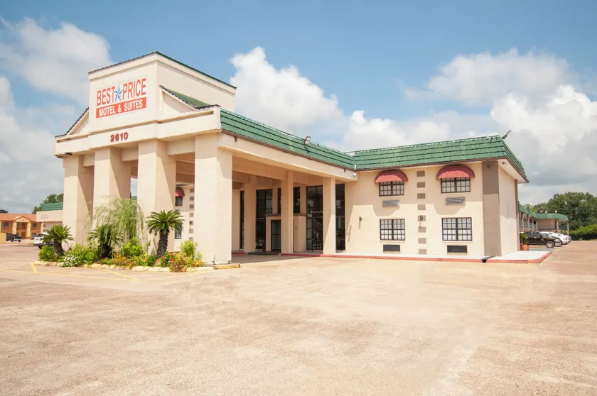 Best Price Motel & Suites - Image 1