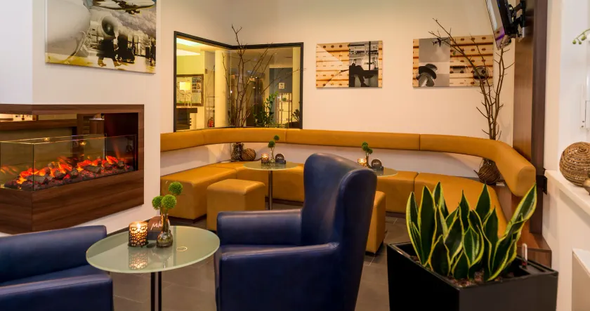 Holiday Inn Express Airport Hotel - Lobby-Lounge